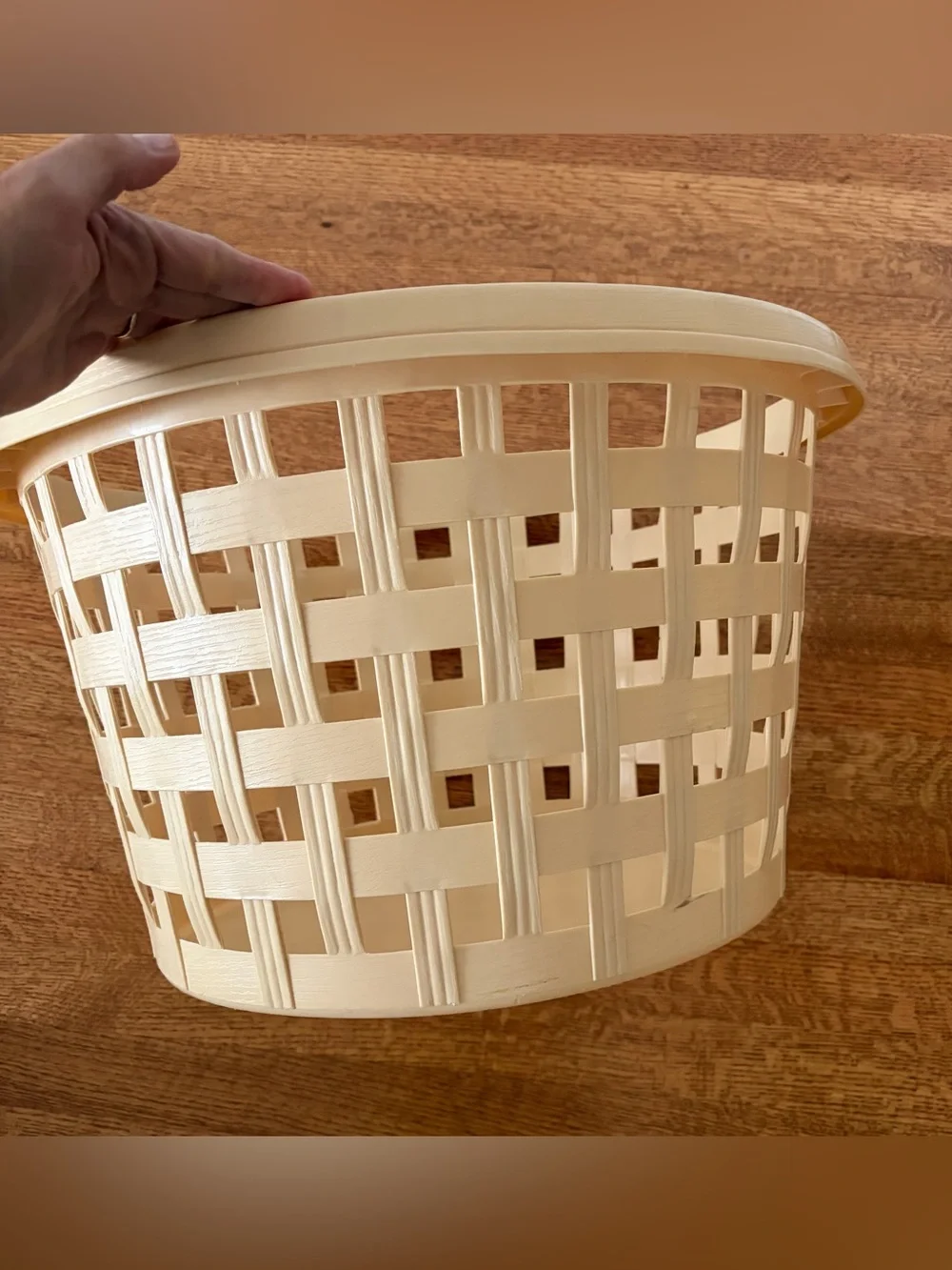 Vintage Rubbermaid Round Roughneck Basketweave Laundry Basket 2966 Almond Beige